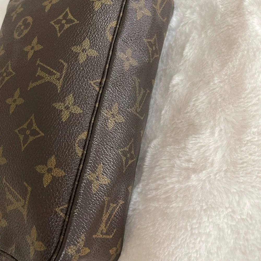 Louis Vuitton Cosmetic Toiletry Monogram Bag - Picture 4 of 10